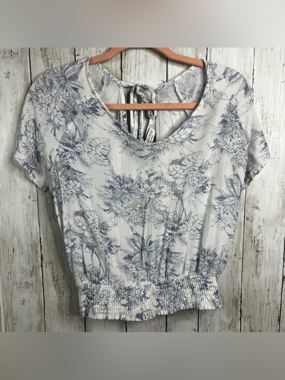 Women's Paper Crane Blue Floral Short Sleeve Crop Top with Ruched Waist Medium